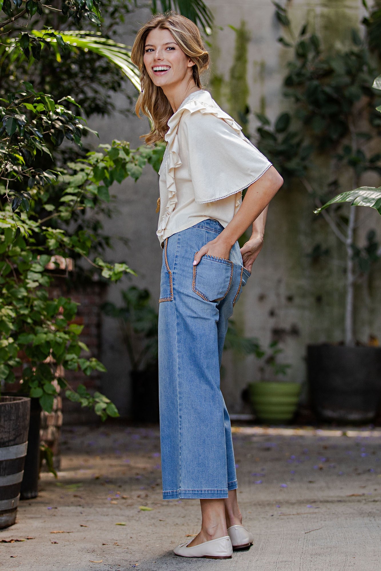Whipstitch Pocket Cropped Jeans