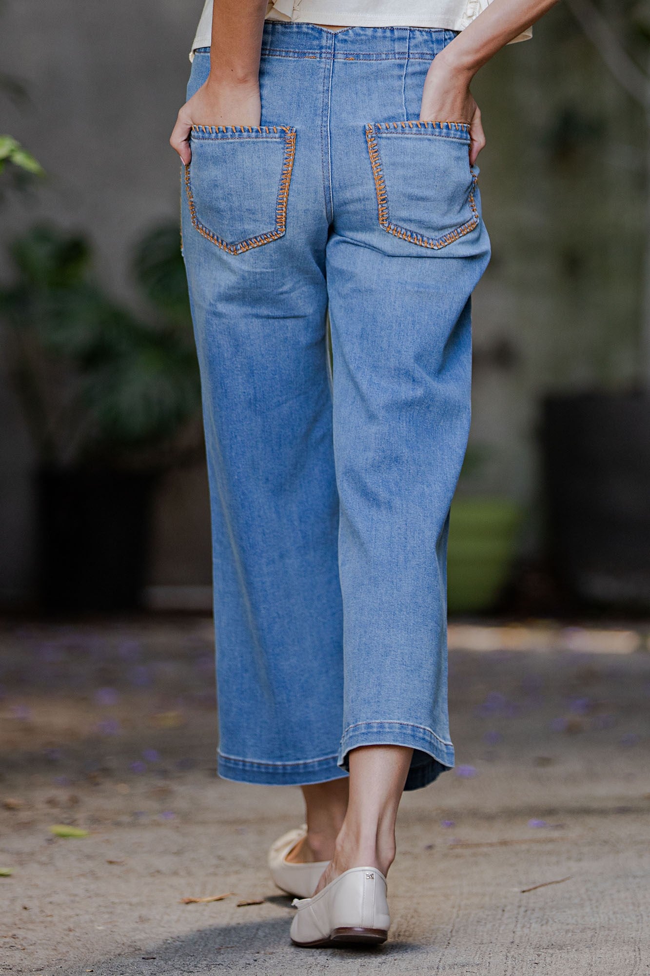 Whipstitch Pocket Cropped Jeans